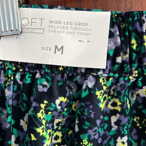 LOFT Black Floral Wide-Leg Crop Pants - Picture 3 of 4